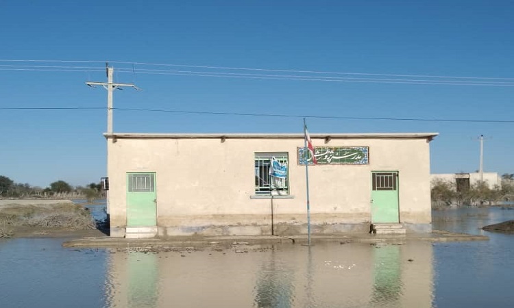 دشتیاری؛ مدارسی گیر افتاده در سیل زیر سقف آسمان