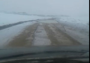 وضع نامناسب جاده در روستای قرنه‌سفلی + فیلم