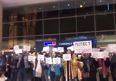 تظاهرات در فرودگاه بوستون برای توقف اخراج اجباری یک دانشجوی ایرانی + فیلم