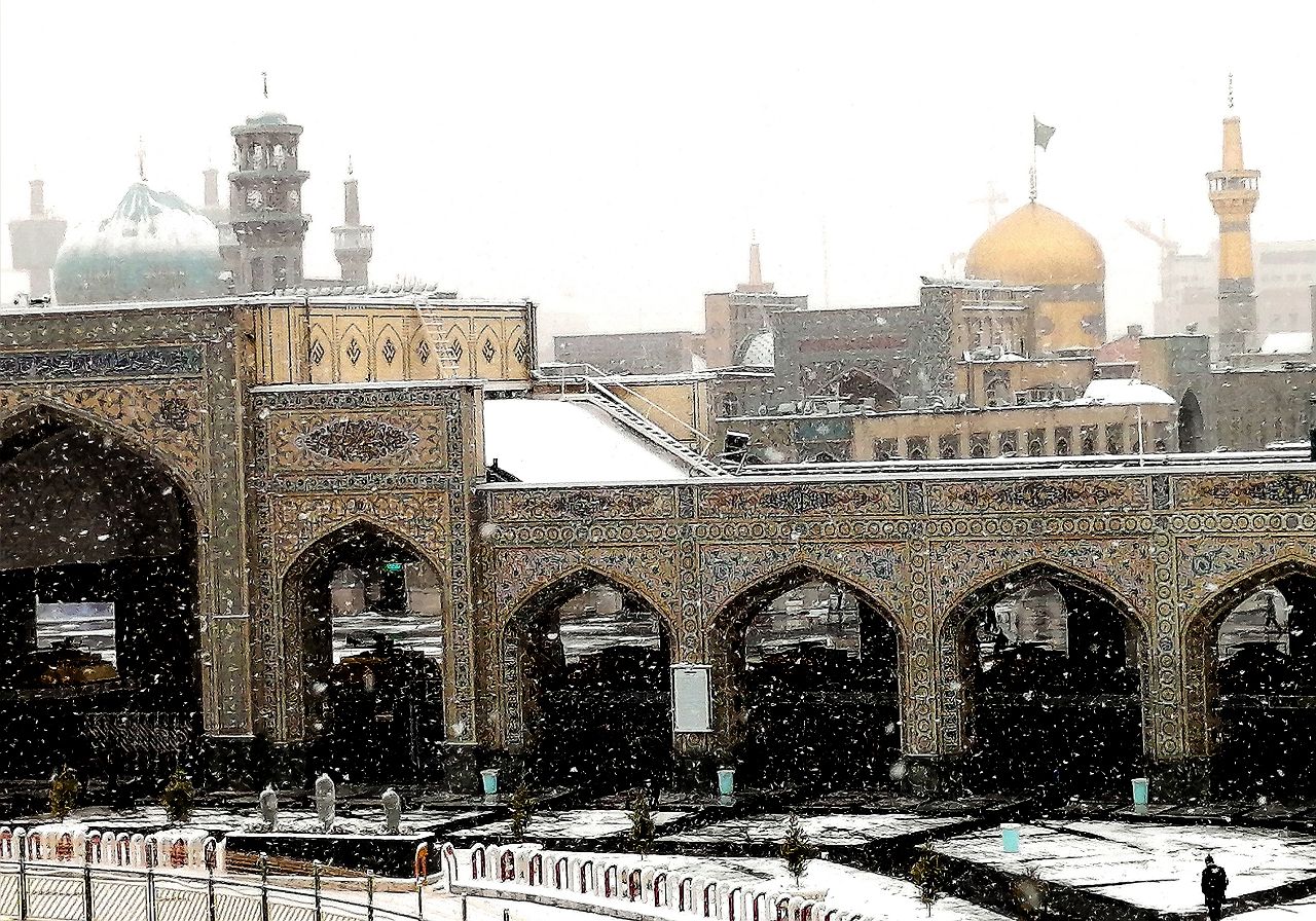 بارش برف گنبد طلایی امام رئوف(ع) را سپید کرد + تصاویر