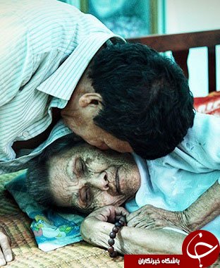 نگهداری پسر مبتلا به ناتوانی ذهنی از مادر پیرش///