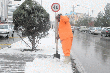 خدمت رسانی سه هزار کارگر شهرداری برای آسایش شهروندان در یک روز برفی