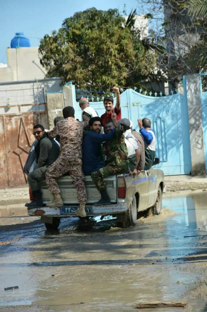 تصاویری از امدادرسانی گروه های جهادی قوچان به سیل زدگان شرق کشور