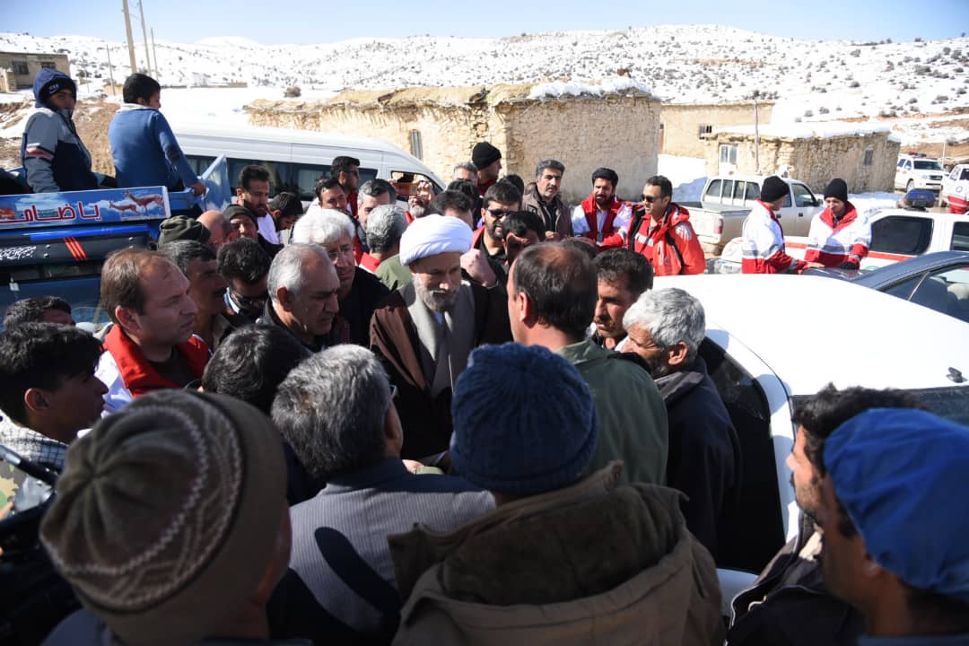بازدید امام جمعه شیراز از مناطق زلزله‌زده خانه‌زنیان