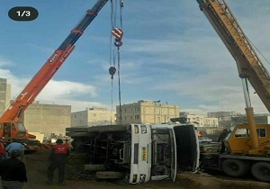 یک مصدوم در واژگونی کامیون حامل بتن در قزوین