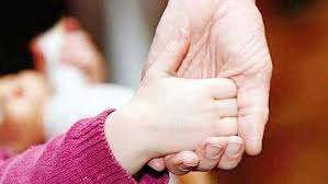 زنان مجرد چگونه می‌توانند حضانت فرزندی را بر عهده بگیرند؟