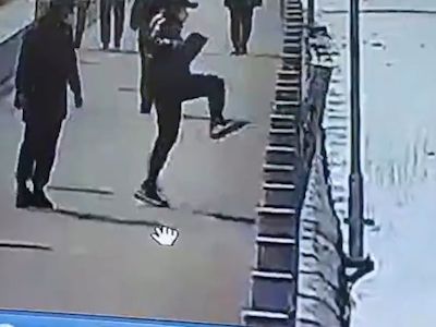 سقوط دومینووار گاردریل&zwnj;ها با یک لگد + فیلم