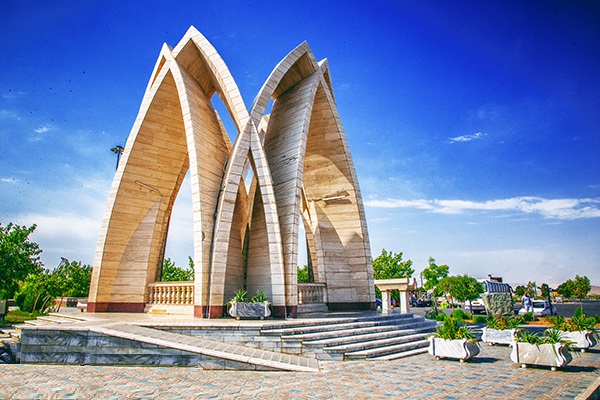 گلباران یادمان شهدای گمنام  دلیجان همزمان با آغاز دهه فجر