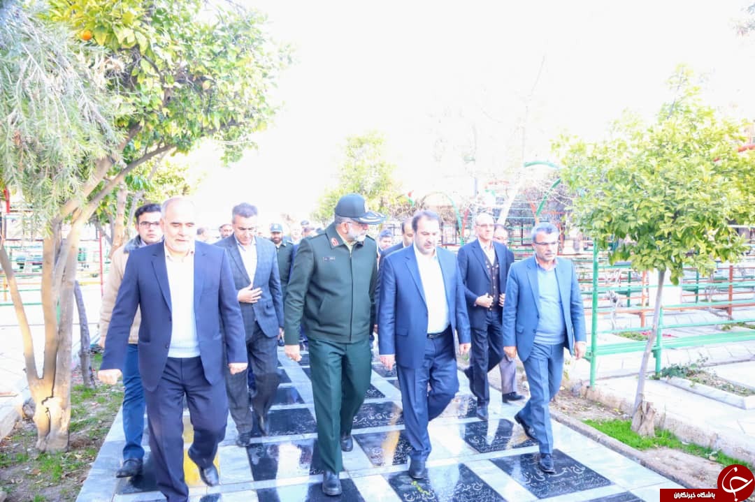 گلباران قبور شهدا در شیراز گلباران قبور شهدا در شیراز