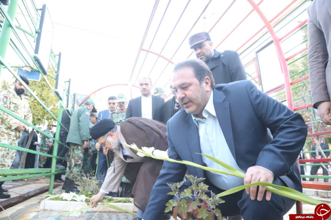 گلباران قبور شهدا در شیراز گلباران قبور شهدا در شیراز