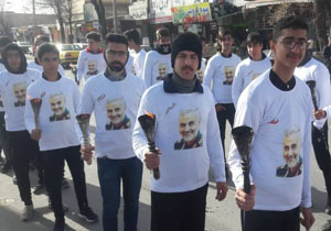 حمل ۴۱ مشعل توسط دوومیدانی کاران در ۱۲ بهمن