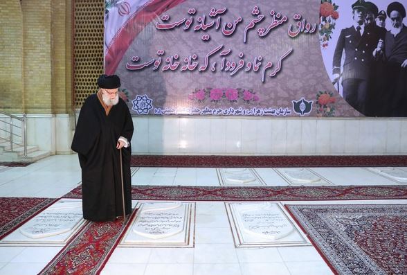 رهبر معظم انقلاب در مرقد امام خمینی (ره) و گلزار شهدا حضور یافتند