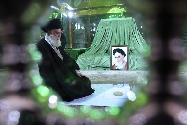 رهبر معظم انقلاب در مرقد امام خمینی (ره) و گلزار شهدا حضور یافتند