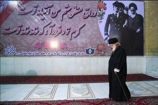 رهبر معظم انقلاب در مرقد امام خمینی (ره) و گلزار شهدا حضور یافتند