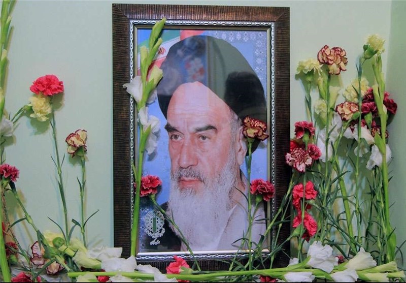 آغاز فجر چهل ویکم انقلاب با گلباران خانه و حجره امام خمینی (ره) در استان مرکزی