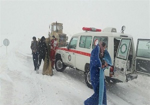 نجات  ۳ معلم از برف و کولاک در الیگودرز