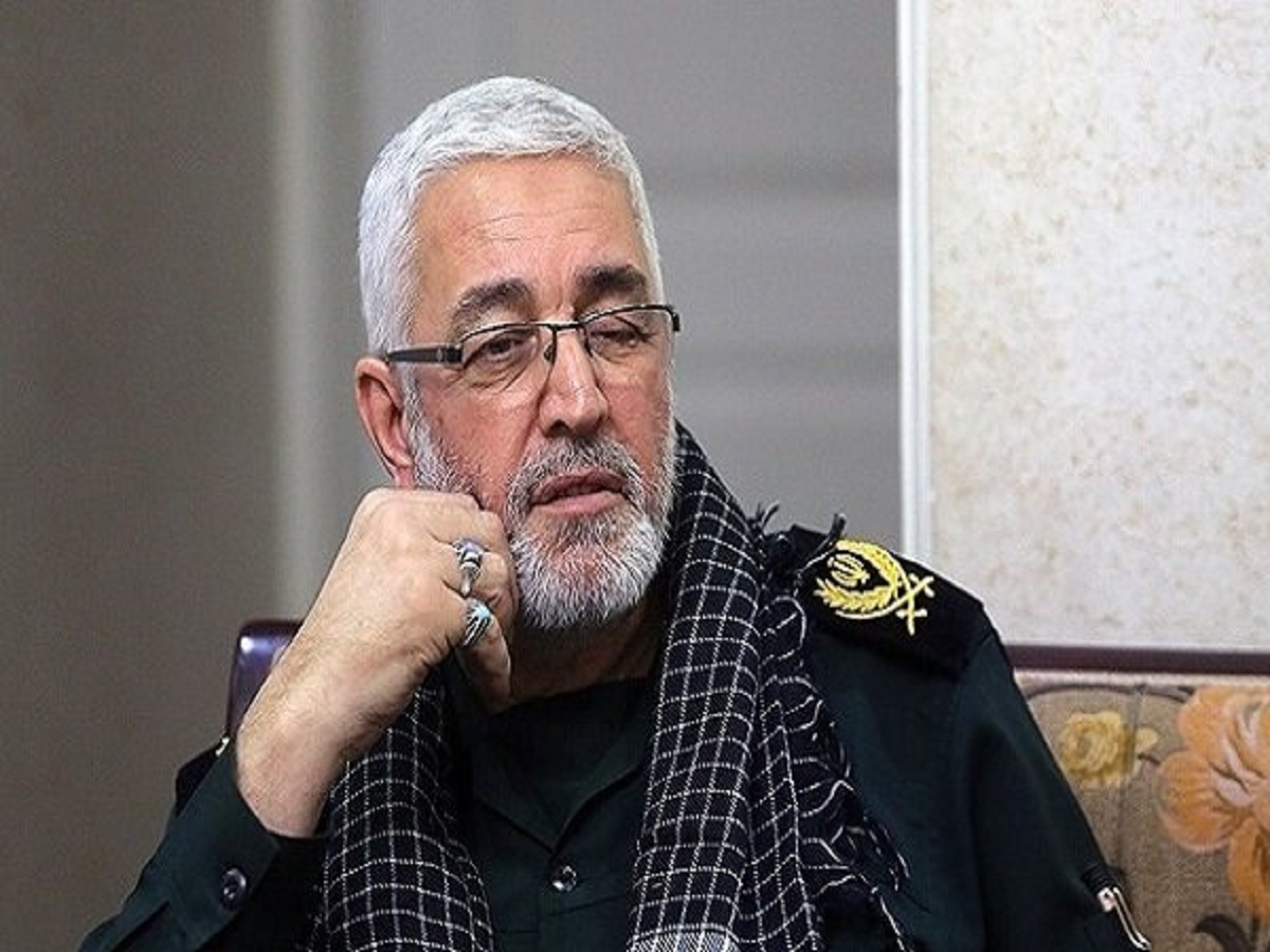 جوانان انقلابی از کشور محافظت می‌کنند