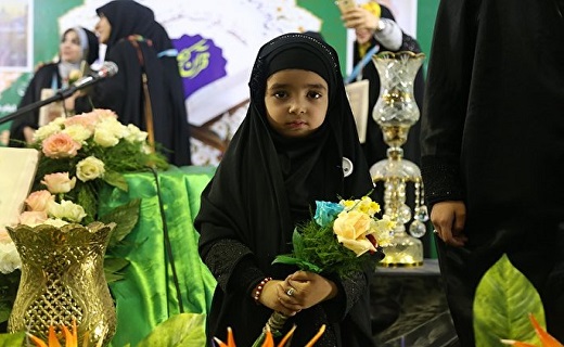 ثنا،نابغه قرآنی چهار ساله/دختری که به ۴ زبان زنده دنیا قرآن می خواند