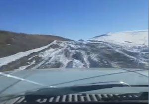 دشواری تردد از جاده گل‌آلود در روستای قزل‌تپه + فیلم
