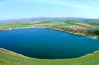 دریاچه بزنگان با همکاری علاقه مندان محیط زیست پاکسازی شد