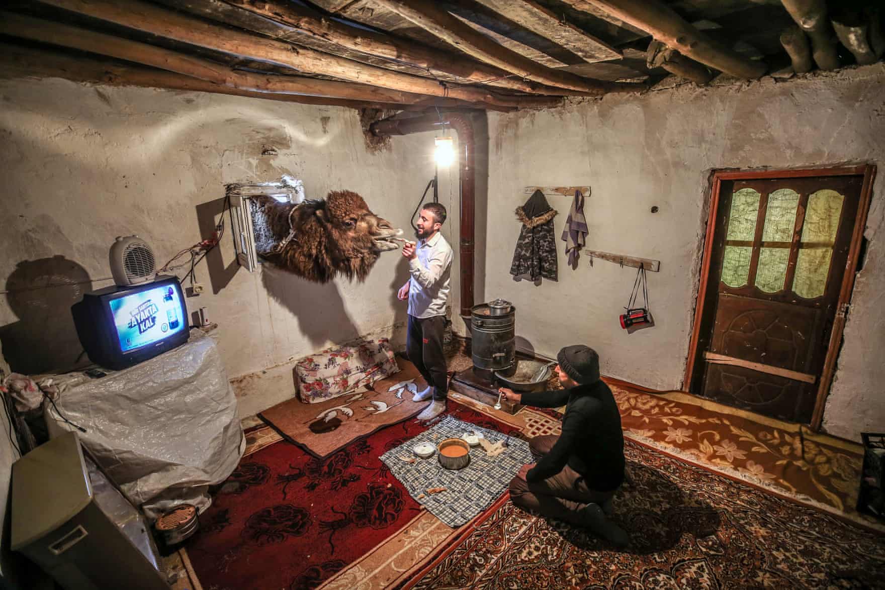 تصاویر روز: از آتش سوزی گسترده در استرالیا تا ماسک جالب کودکان چینی برای مقابله با کرونا