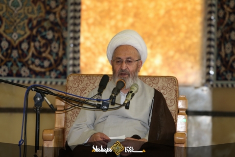اگر امر پدر و مادر با یکدیگر متفاوت باشد به کدام باید عمل کرد؟