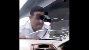 حمل ۲ کیلومتری پلیس رانندگی روی کاپوت خودرو!