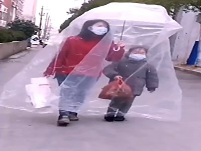اقدام ابتکاری یک مادر و دختر برای مصون ماندن از ویروس کرونا + فیلم
