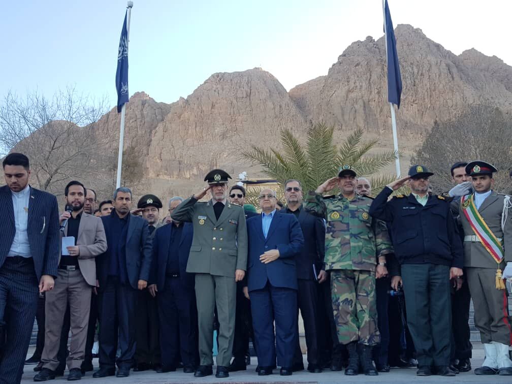 وزیر دفاع به مقام شامخ سپهبد شهید سلیمانی ادای احترام کرد/ باید با قدرت &zwnj;&zwnj;حق ملت ایران را از دشمن گرفت&zwnj;