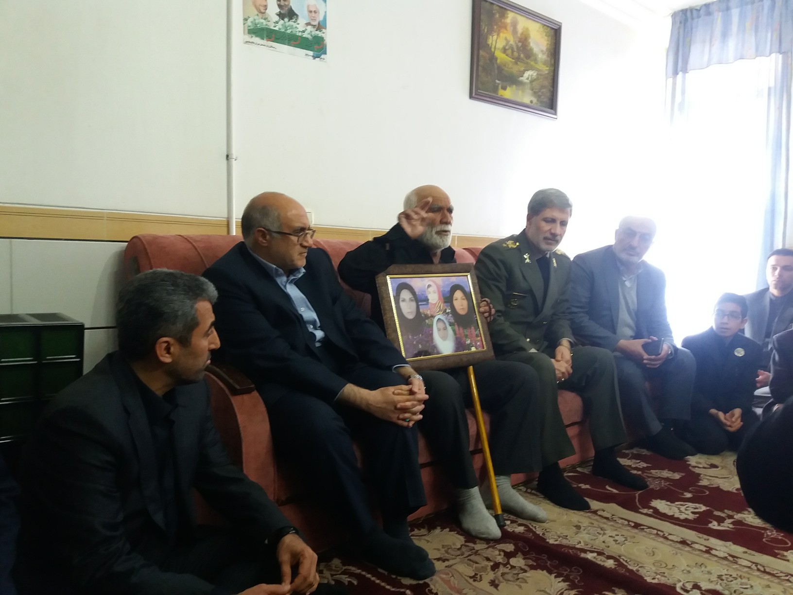 حضور وزیر دفاع در منزل یکی از جانباختگان حادثه تشییع شهید سلیمانی