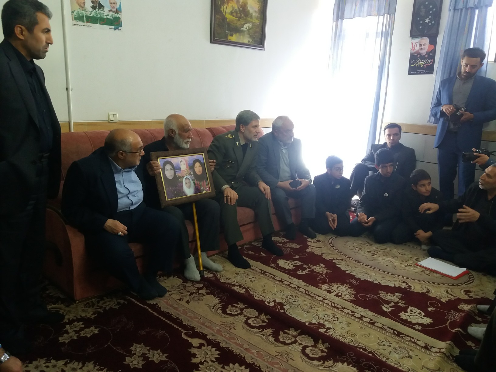 حضور وزیر دفاع در منزل یکی از جانباختگان حادثه تشییع شهید سلیمانی