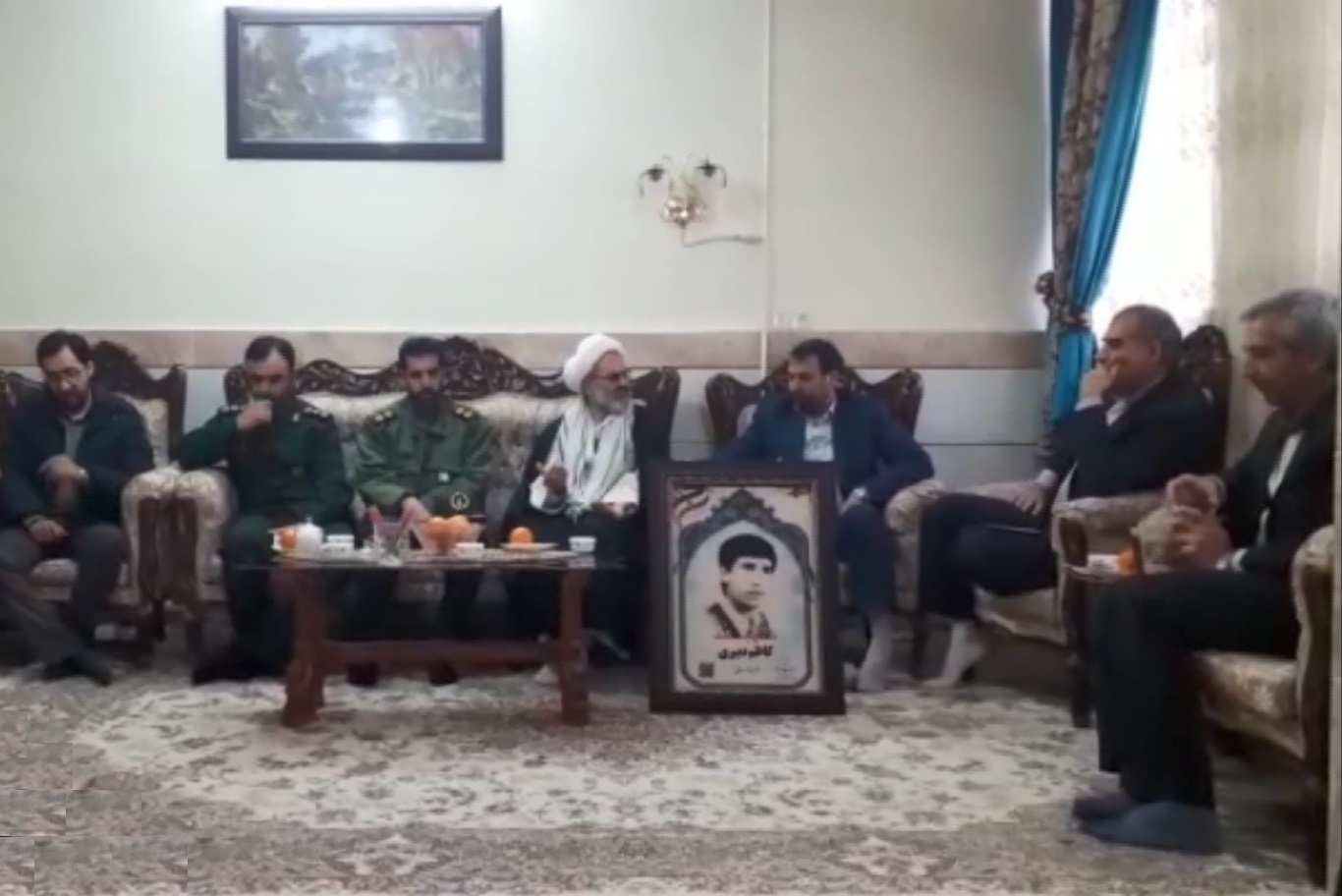 دیدار مسئولان با خانواده دانش آموز شهید در زرندیه