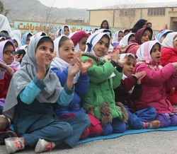 برگزاری جشن محوری دهه فجر در مدارس حاشیه شهر زاهدان