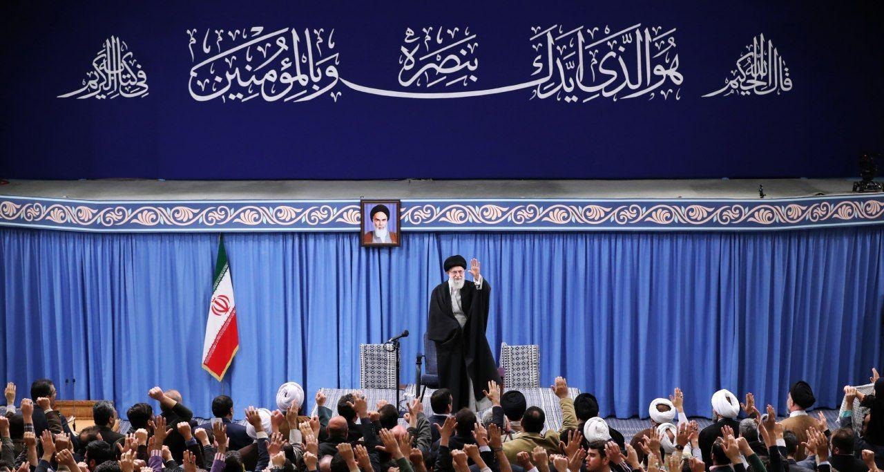 معنی آیه نصب شده در حسینیه امام خمینی (ره) در دیدار مردم با رهبر انقلاب