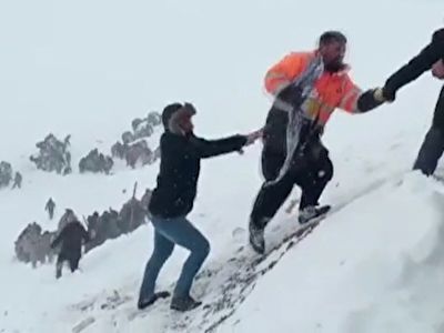 ۸ کشته بر اثر سقوط بهمن بر روی گروه نجات در ترکیه + فیلم