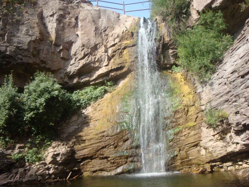 چشم‌اندازی زیبا از آبشار یخ‌زده گله‌خانه در ابهر + فیلم