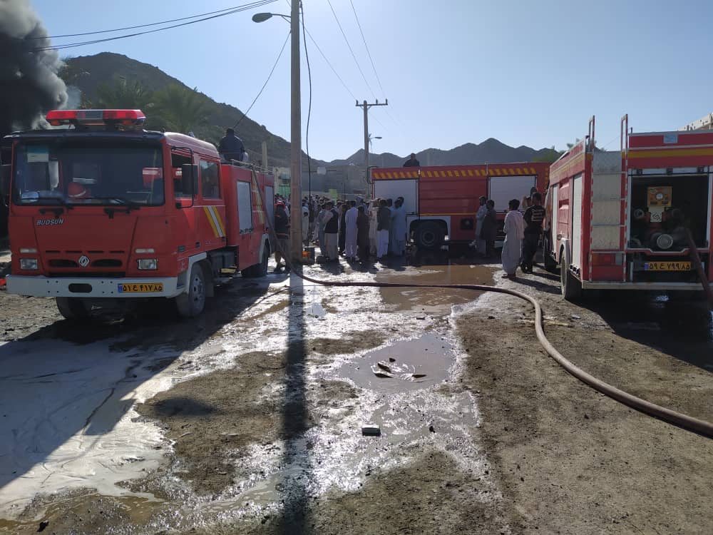 حریق ۳ باب مغازه در روستای گونگان سرباز/ آتش بعد از گذشت ۷ ساعت مهار شد+تصاویر