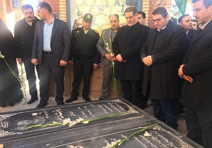 ادای احترام وزیر صنعت به مقام شامخ شهدا