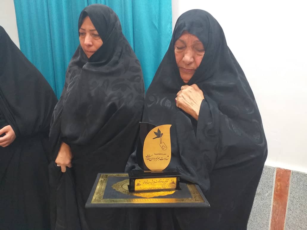 خانواده شهدا در انقلاب افتخار آفرینی کردند