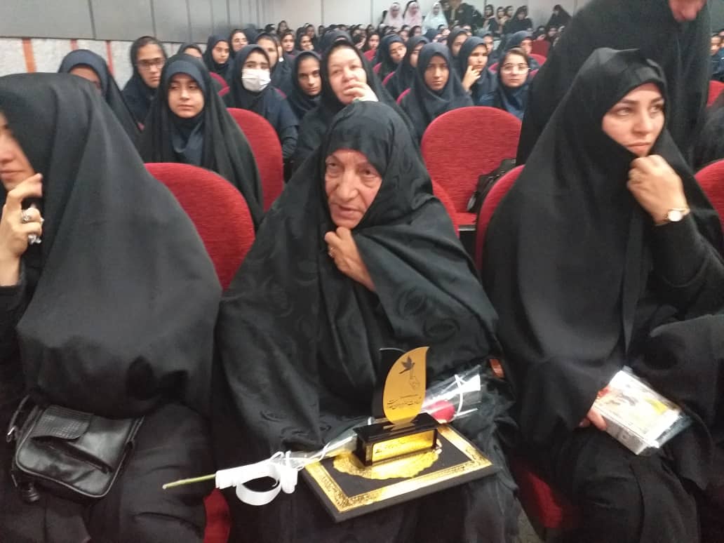 خانواده شهدا در انقلاب افتخار آفرینی کردند