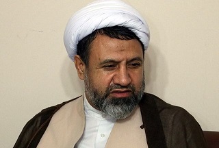 فیلمی از امام جمعه شهر کرمان در صف زیارت مزار سپهبد شهید قاسم سلیمانی