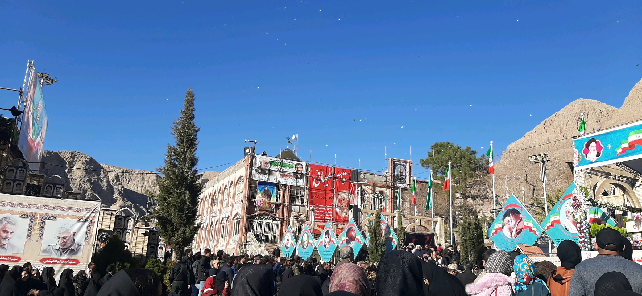 مردم کرمان به مهمانی لاله ها رفتند