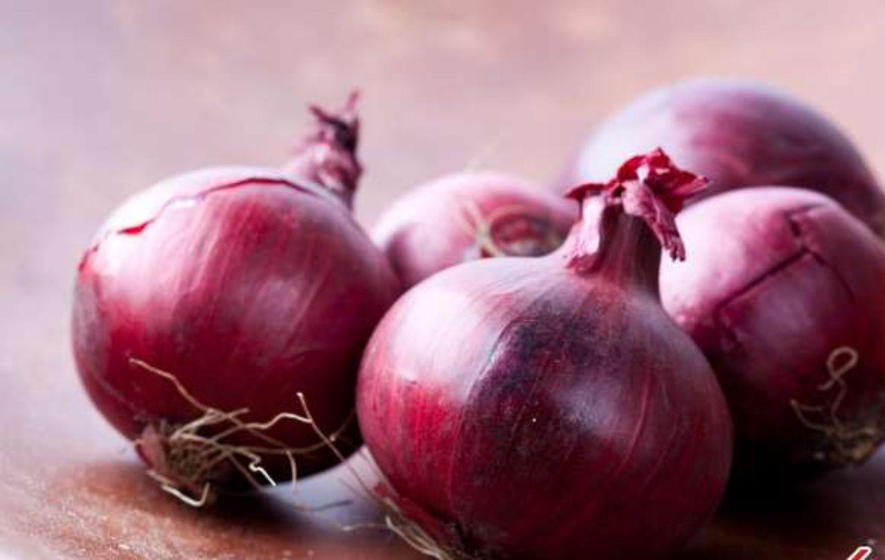 چگونه با سوزش چشم ناشی از پوست کندن پیاز مبارزه کنیم؟