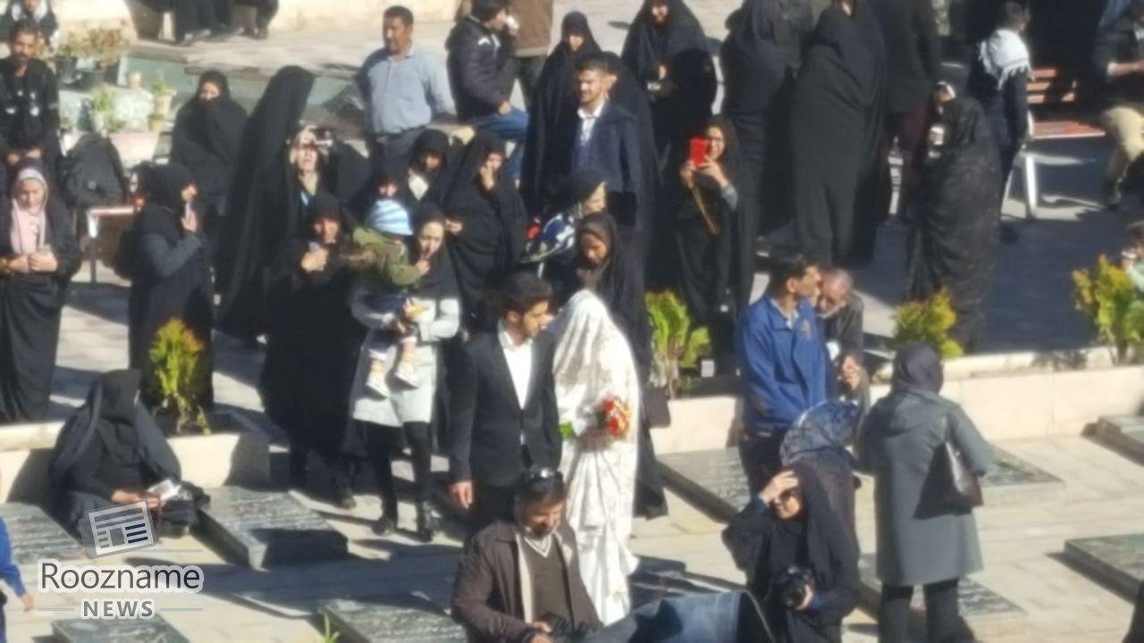 تصویری از زوج جوانی که زندگی مشترک را از جوار مزار حاج قاسم سلیمانی آغاز کردند