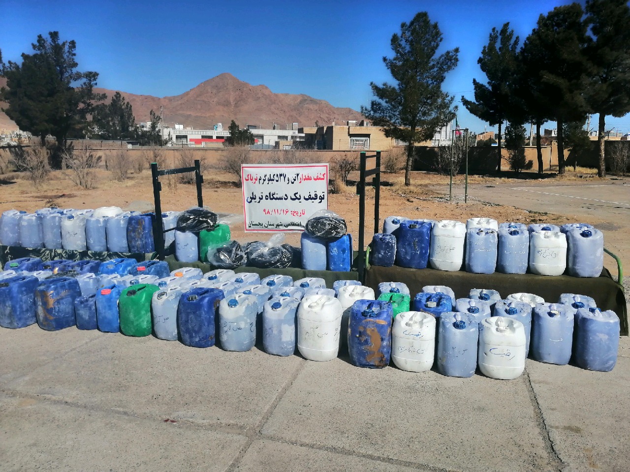 لو رفتن محموله تریاک با واژگونی تریلر