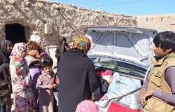 کمک زوج خرم آبادی به سیل زدگان