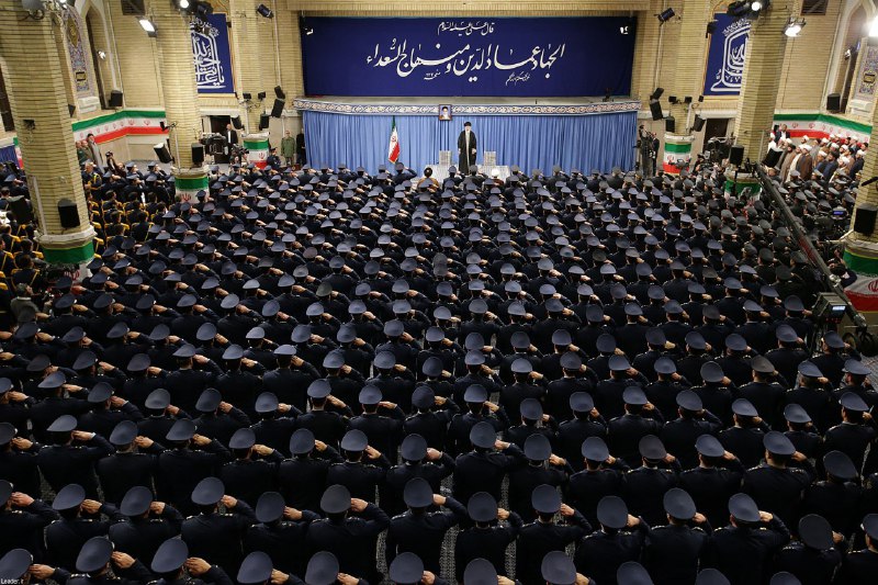 معنی حدیث  نصب شده در حسینیه امام خمینی (ره) در کارکنان نیروی هوایی و پدافند هوایی ارتش با رهبر انقلاب