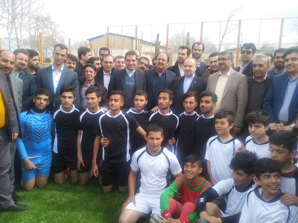 بهرمندی از زمین چمن مصنوعی مینی فوتبال اسدآباد با حضور وزیر ورزش و جوانان
