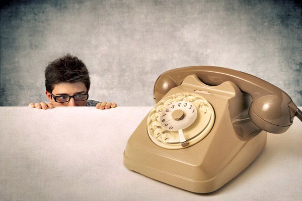 علت و علائم تلفن هراسی چیست و چگونه می&zwnj;توان بر آن غلبه کرد؟