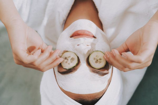 ۴ روش طبیعی برای جوان‌سازی پلک چشم